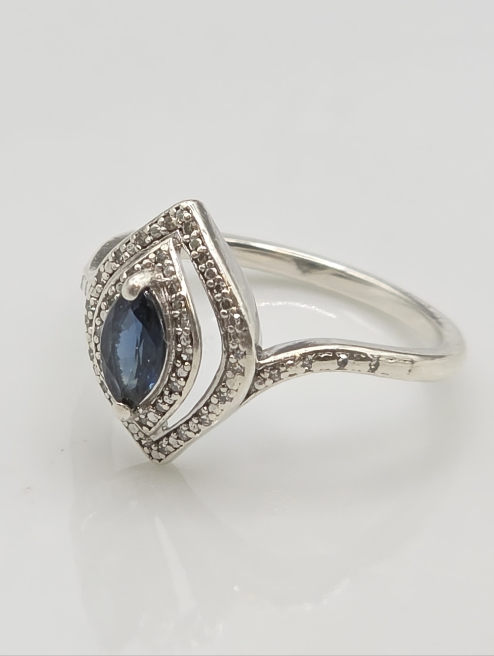 Narural And Elegant Blue Sapphire And Diamond Ring - Picture 4 of 9